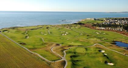 Seaside Retreat near Surfers Beach NEWLY REMODELED