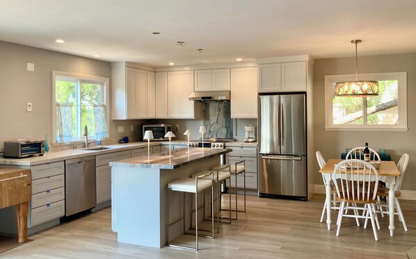 Réfrigérateur, four à micro-ondes, un four, surface de cuisson