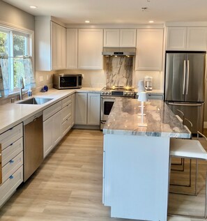 Refrigerador, microondas, horno y parrilla de estufa