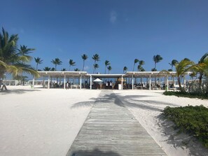 Plage, chaises longues, serviettes de plage