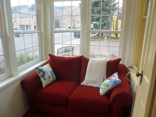  LOVELY 1 Bedroom Apartment in the Heart of Golden