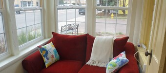  LOVELY 1 Bedroom Apartment in the Heart of Golden