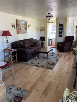 TV connectée, lecteur de DVD, livres