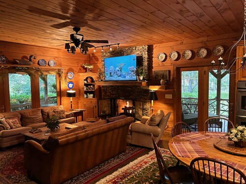 Beautiful Log Cabin with river access to The Watagua. Newly  added Fire Pit