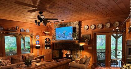 Beautiful Log Cabin with river access to The Watagua. Newly added Fire Pit