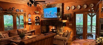 Nydelig tømmerhytte med tilgang til elven til Watagua. Nylig lagt Fire Pit