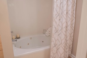 Combined shower/bathtub, jetted bath, hair dryer, towels - Award Winning Chalet Retreat-Downtown Nashville Opry and More! Premier Partner (Nashville)