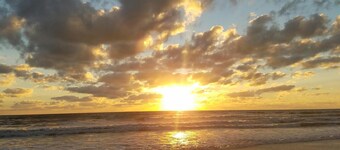 Beach House Close to Shopping/Dining/Streetlife. Steps2Beach.WiFi.Golf<br>