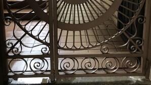 A spiral staircase with a metal railing. - BOOK 30 DAYS OCT 15-NOV FREE PARKING! UNIT 52 WALK TO INTL MKT, TARGET, BEACH (Honolulu)