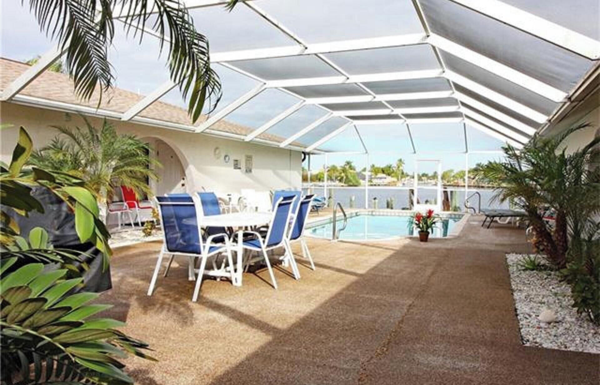 Utomhuspool och uppvärmd pool