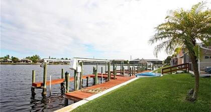 TRANQUILO apartamento de 4 unidades, con una hermosa vista del lago Louise. Muelle y elevadores de barcos