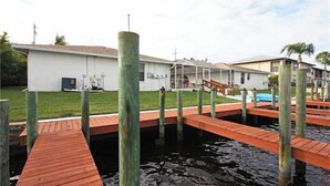 Una marina con muelles de madera que conducen a un edificio con una galería techada.