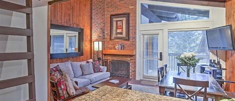 Smart-TV, Kamin, Videospiele, Bücher