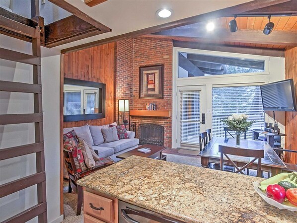 Smart TV, fireplace, video games, books - Vail Creekside 1BR + 1 Loft BR w/ Mtn Views!--free shuttle to skiing (Vail)