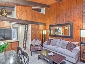 Smart-TV, Kamin, Videospiele, Bücher