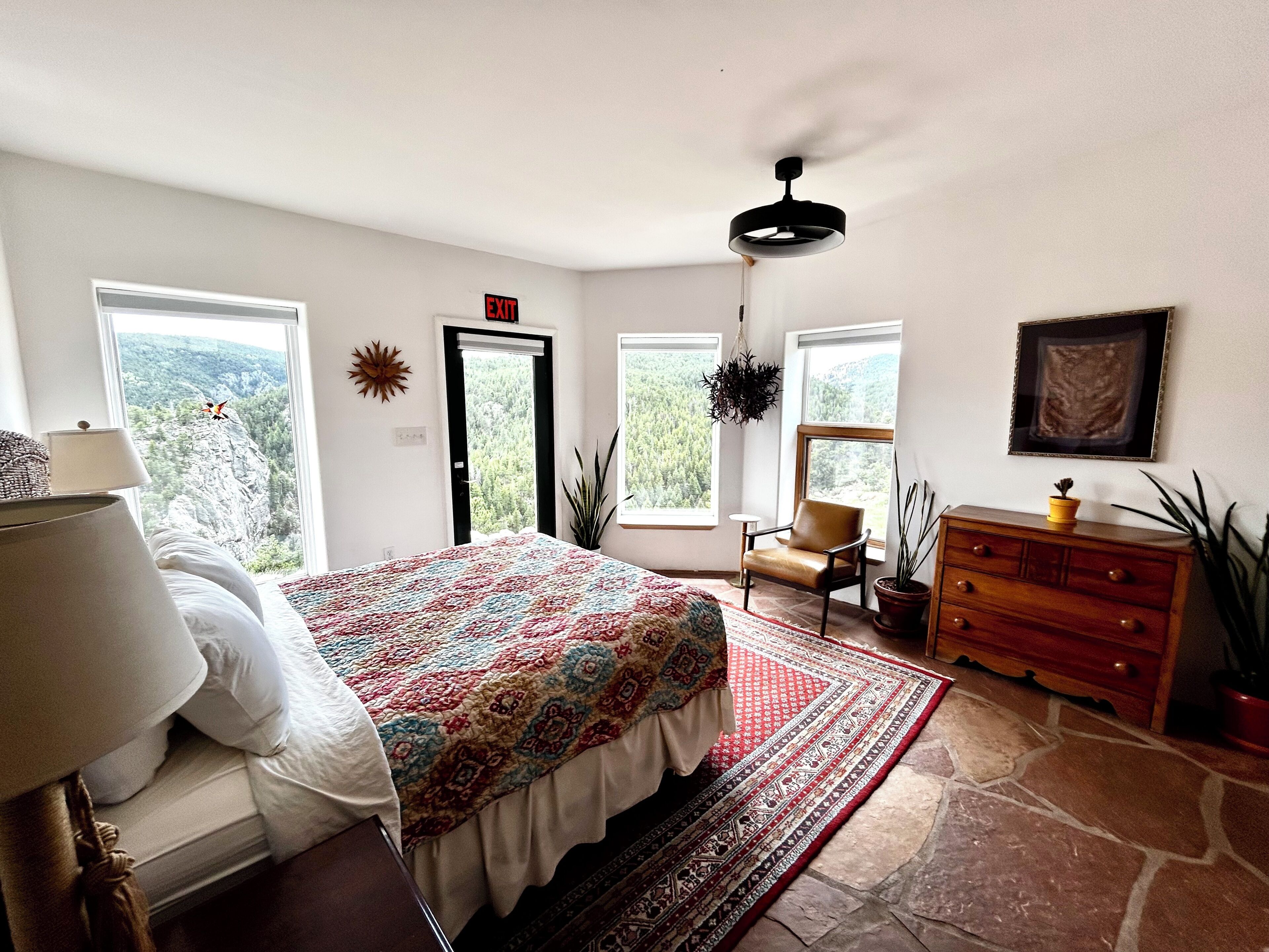 2 habitaciones, escritorio, tabla de planchar con plancha y wifi gratis 