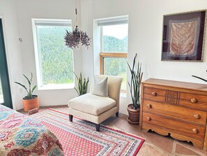 2 habitaciones, escritorio y tabla de planchar con plancha 