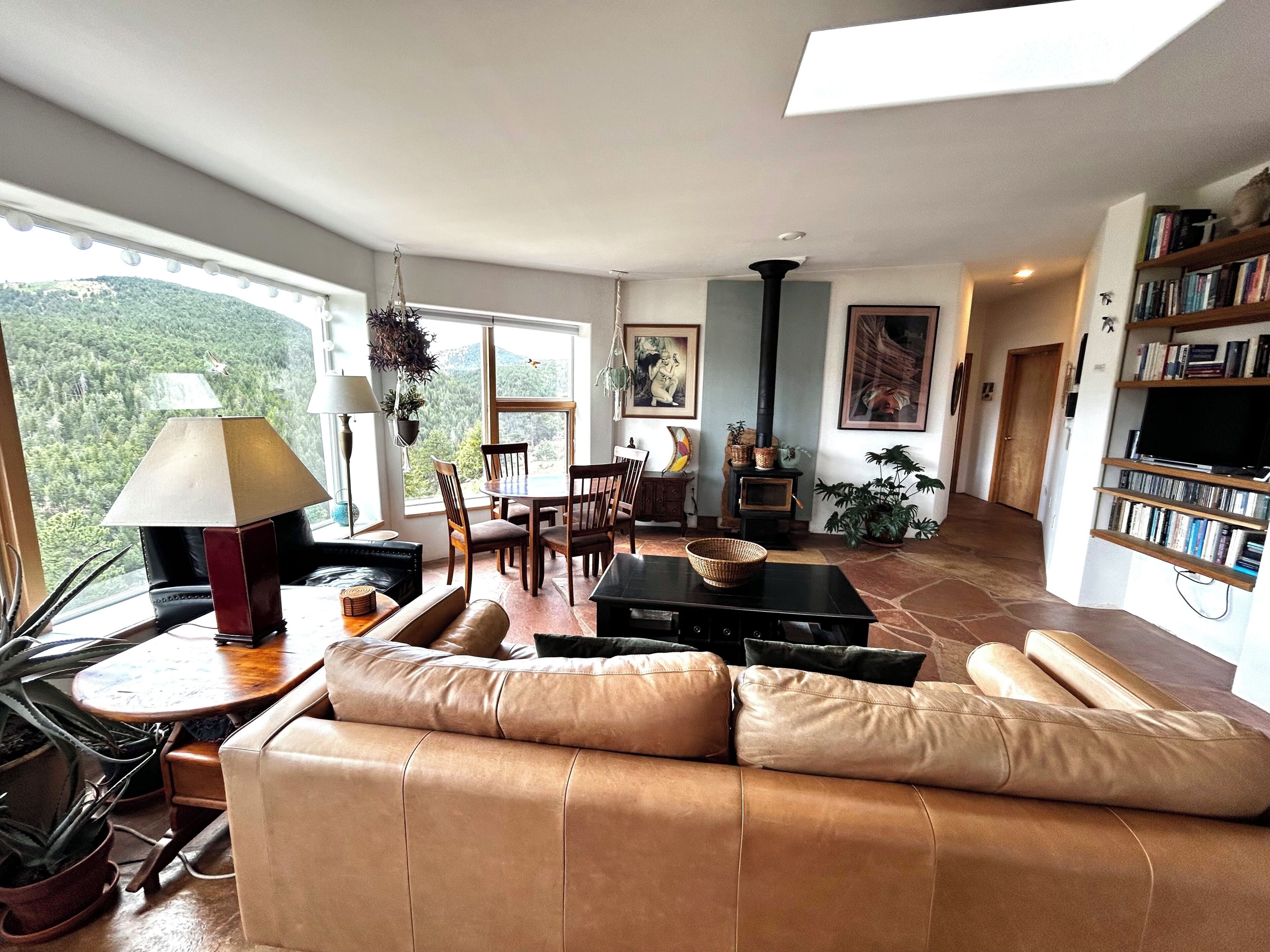Smart TV, reproductor de DVD, libros y biblioteca musical 