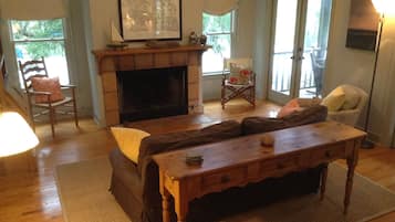 Televisión, chimenea, reproductor de DVD y libros