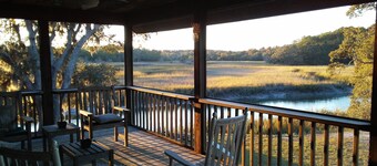 Come Enjoy Paradise With On-Site Dock And Lovely Sunsets
