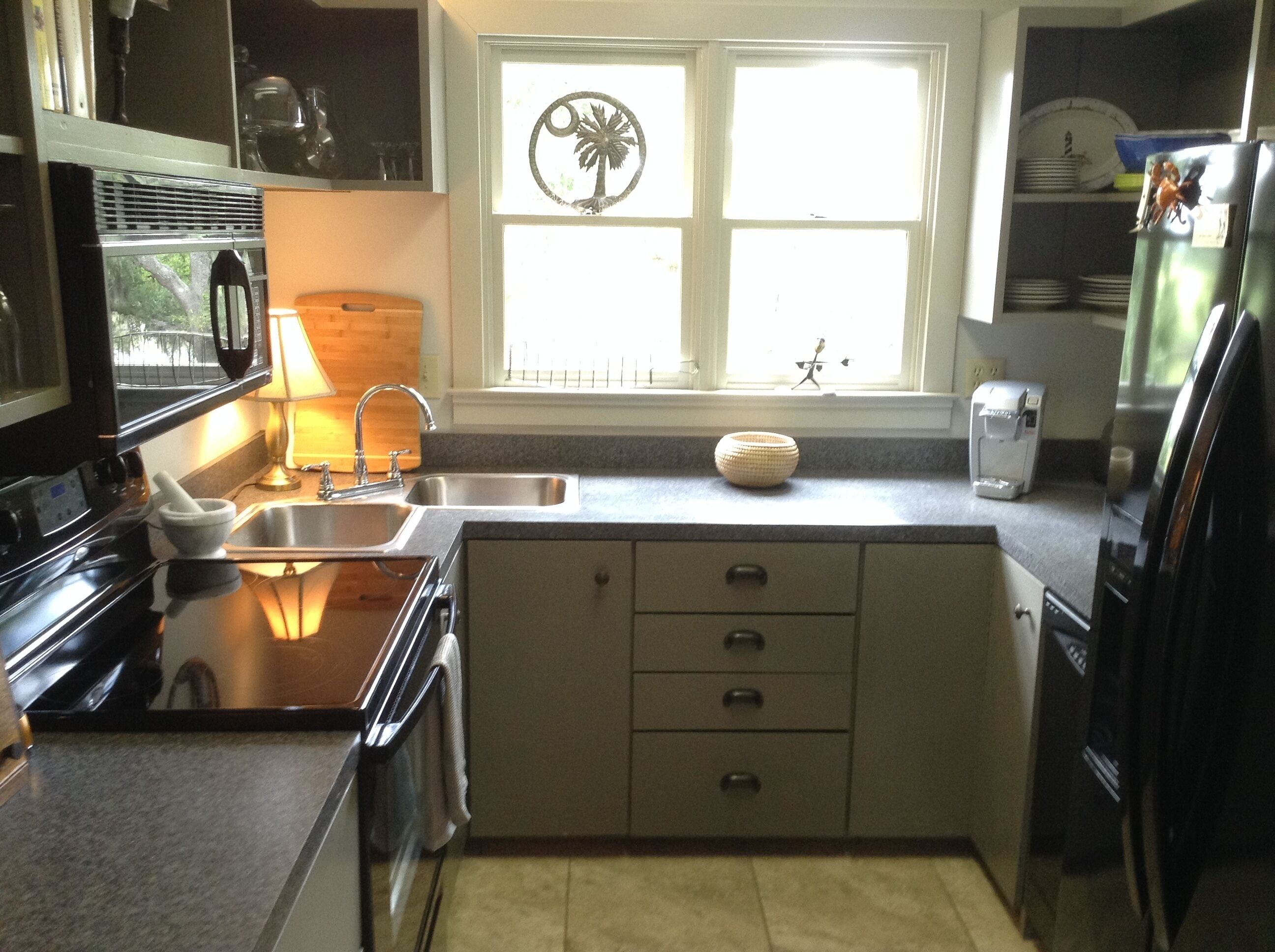 Refrigerador, microondas, horno y parrilla de estufa 