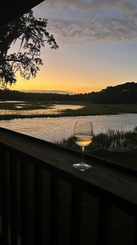 Come Enjoy Paradise With On-Site Dock And Lovely Sunsets