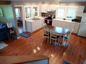 Kjøleskap, mikrobølgeovn, ovn og kokeplater