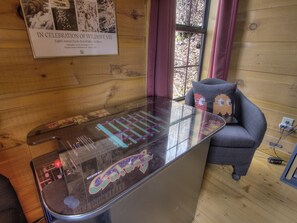 Games room - Awesome Log Cabin Fire Pit, Hot tub, WiFi (Gatlinburg)