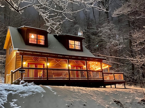 Awesome Log Cabin Fire Pit, Hot tub, WiFi