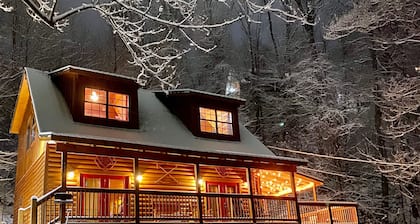 Awesome Log Cabin Fire Pit, Hot tub, WiFi