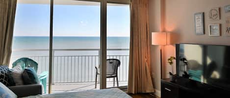 Una televisión, un reproductor de DVD, una videoteca