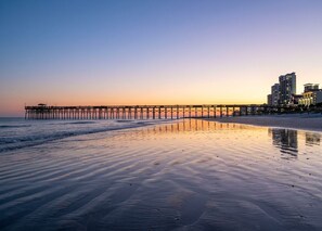 On the beach - New Floor/Stove, Fresh Paint/ Modern Decor. Stunning Direct Ocean View Condo (Myrtle Beach)