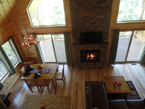 A luxurious cabin quietly tucked away in the woods, pet friendly, WiFi