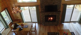 A luxurious cabin quietly tucked away in the woods, pet friendly, WiFi