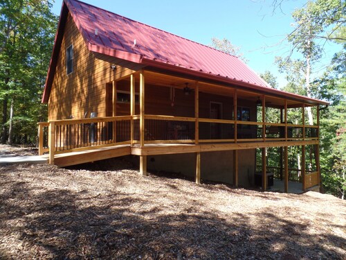 A luxurious cabin quietly tucked away in the woods, dog-friendly, Fiber WiFi