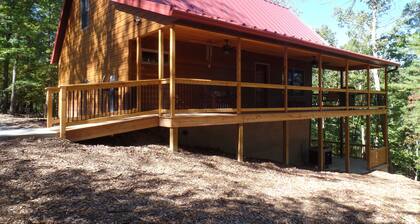 A luxurious cabin quietly tucked away in the woods, dog-friendly, Fiber WiFi