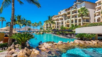 Una piscina al aire libre, una piscina climatizada