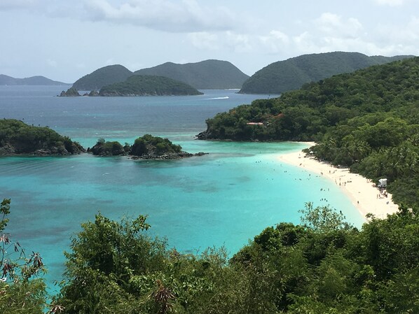 Playa en los alrededores y toallas de playa 