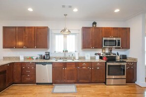 冰箱、微波炉、烤箱、炉灶