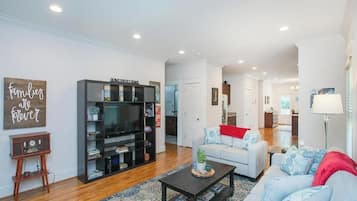 Televisión de pantalla plana, oficina y impresora