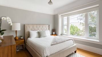 3 bedrooms, desk, iron/ironing board, travel crib