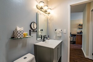 Combinazione doccia/vasca, asciugacapelli, asciugamani, sapone