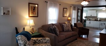 Freshly Renovated 1911 Historic Cottage- 60 Minutes to Grand Canyon