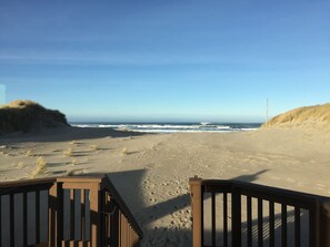 En la playa, camastros y toallas de playa 