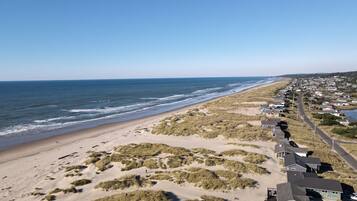 Plage, chaises longues, serviettes de plage