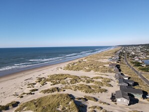 Sur la plage, chaise longue, serviettes de plage