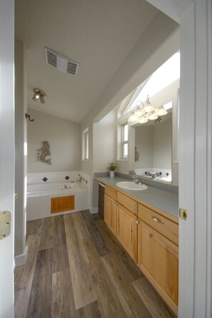 Shower, jetted bath, hair dryer, towels