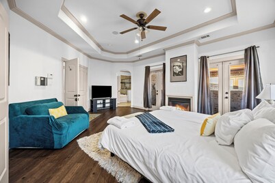 Fam Friendly 4 BDRM Home - Walk to Shops & Bars I Mins To DT & Convention Center