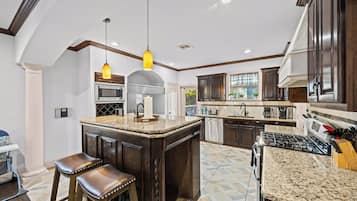 Full-size fridge, microwave, oven, stovetop