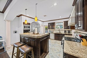 Full-sized fridge, microwave, oven, stovetop